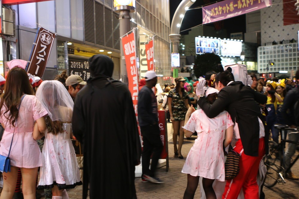 女性の肩をぐっと引き寄せ記念撮影