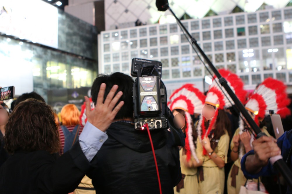 「あー、TBSだ！映して映して！」「テレ朝です……」なんてやり取りも目撃した