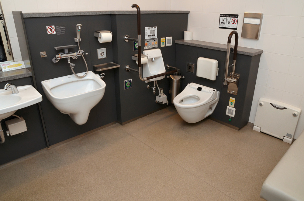 ゆったりしたスペースの多機能トイレ