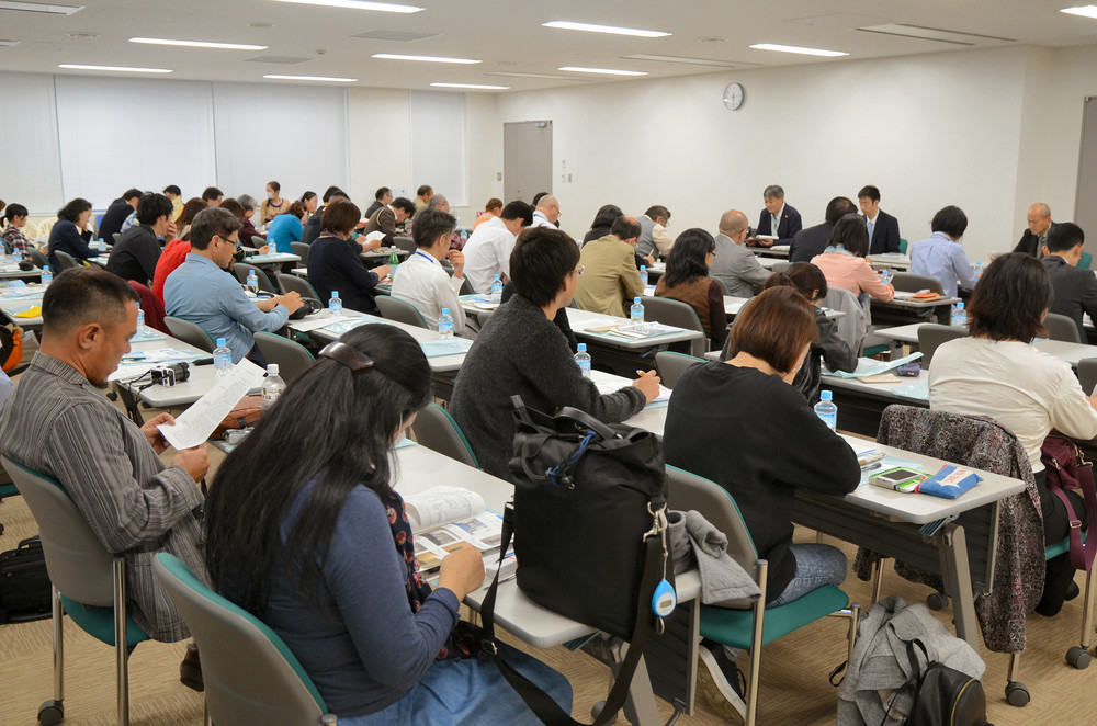 見学会には約60人が参加した