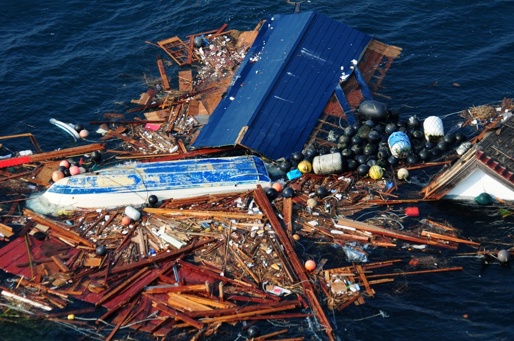 震災で海に流された漂流物。そのうちの1つにバンが乗っていた（提供：U.S. Navy/アフロ）
