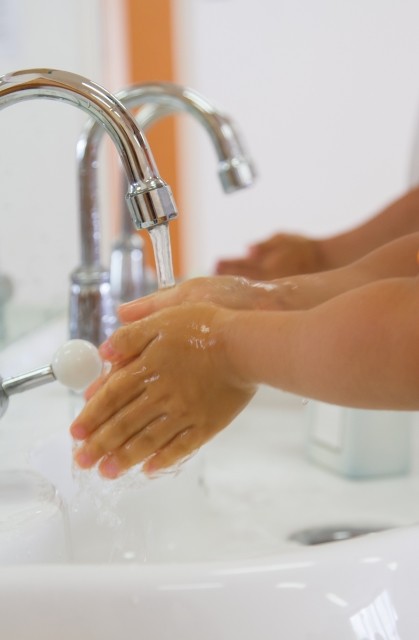 ノロウイルス対策には「手をよくこすり、汚れを洗い流すことが大切」という
