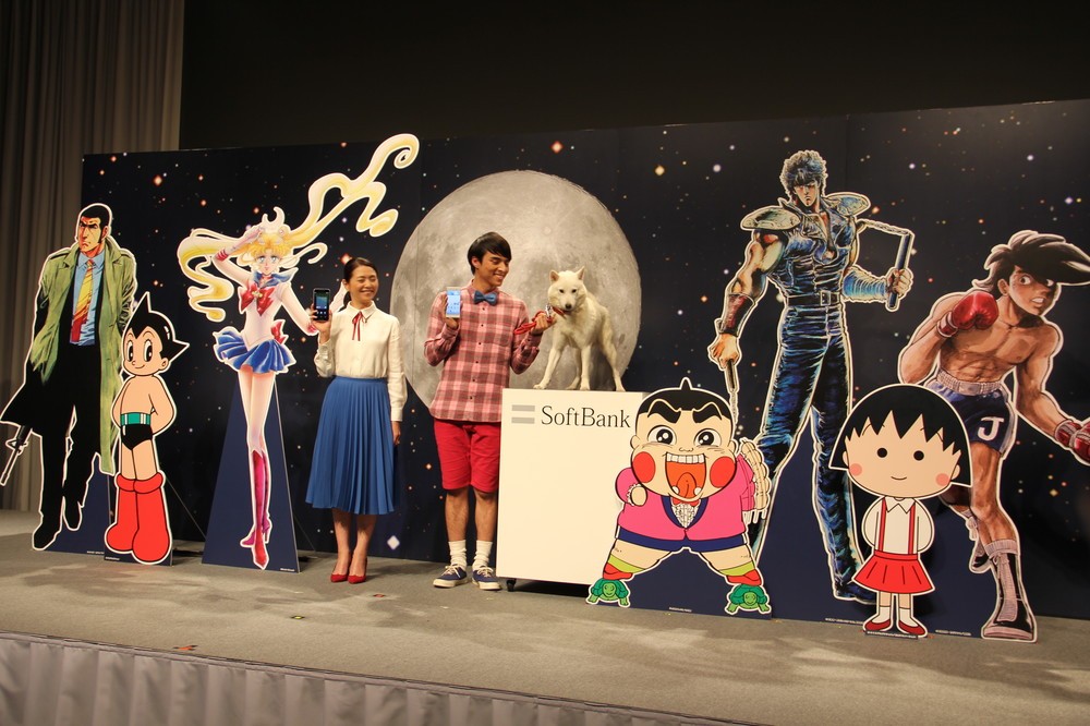 CMは人気アニメの主人公たちがスマートフォンでコミュニケーションを楽しみ「元　セーラームーン」役の小泉今日子さんのバーに集うという設定。（写真はCM発表会の模様。2015年10月撮影）