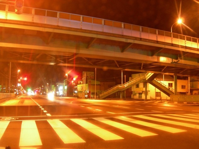 自動運転の実験車両が縁石に乗り上げてパンクした・・・（写真はイメージ）