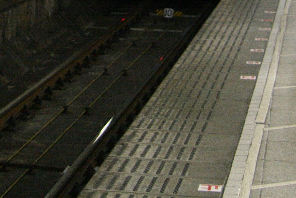 線路に吐いていたら電車と「ゴン」　忘年会シーズンを控え、危険注意！