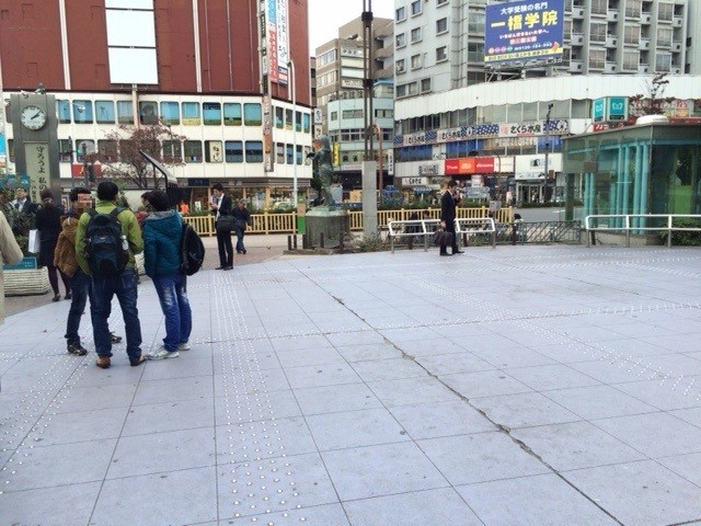 JR高田馬場駅横のロータリー。早大生たちが連日深夜まで盛り上がっている。