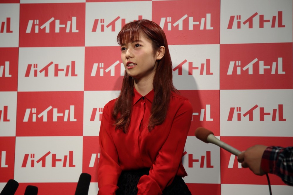 囲み取材に応じる島崎遥香さん