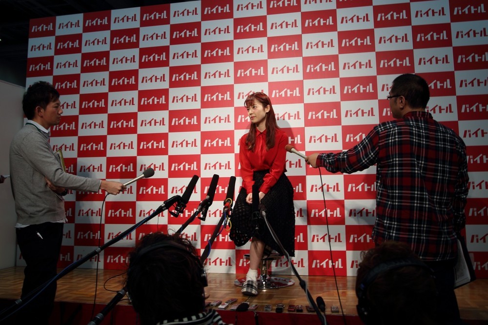 囲み取材に応じる島崎遥香さん