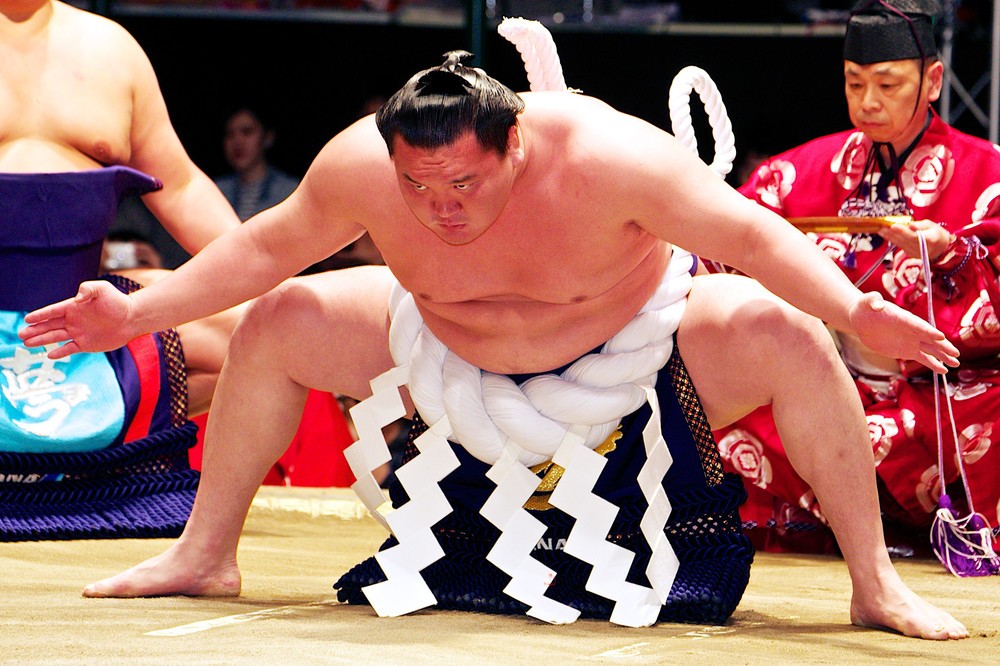 白鵬の奇襲「猫だまし」はユーモア？　批判相次ぐ中で、朝青龍、舞の海らが「理解」示す