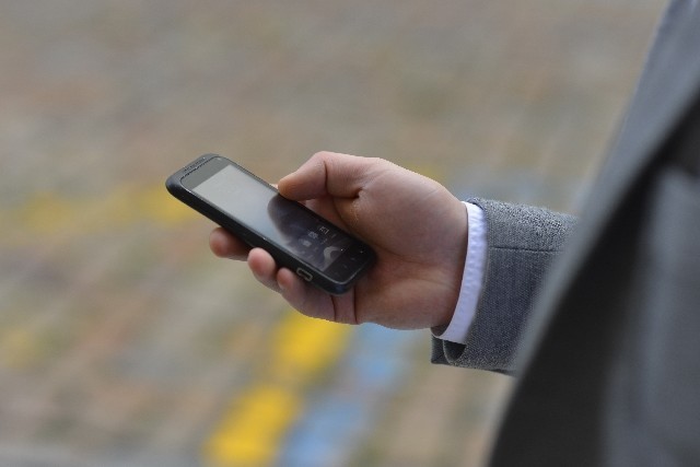 「歩きスマホ」に罰金科すべきだ　「とくダネ！」小倉発言にネットで賛否