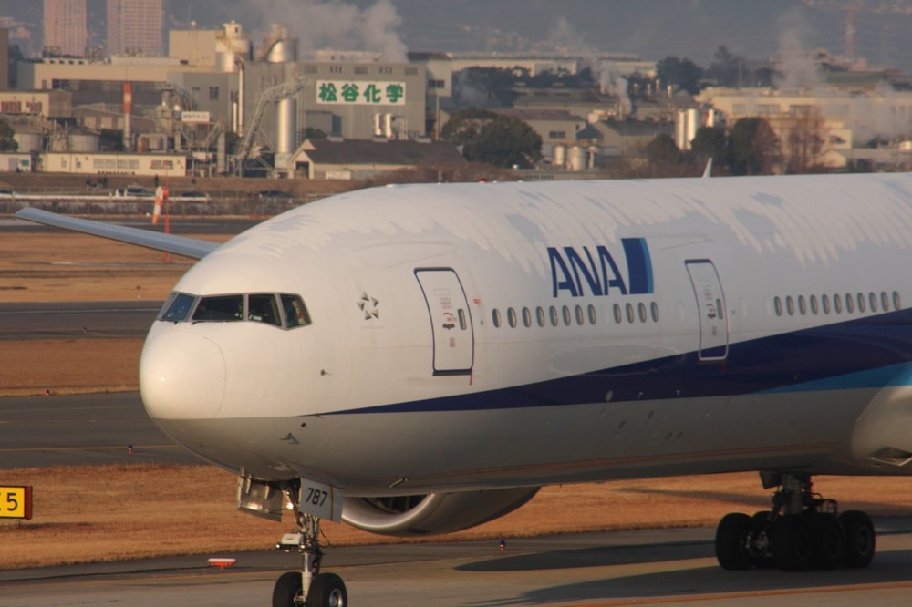 地上300メートルANA機にレーザー照射の謎　市販のものではそんな威力はない？