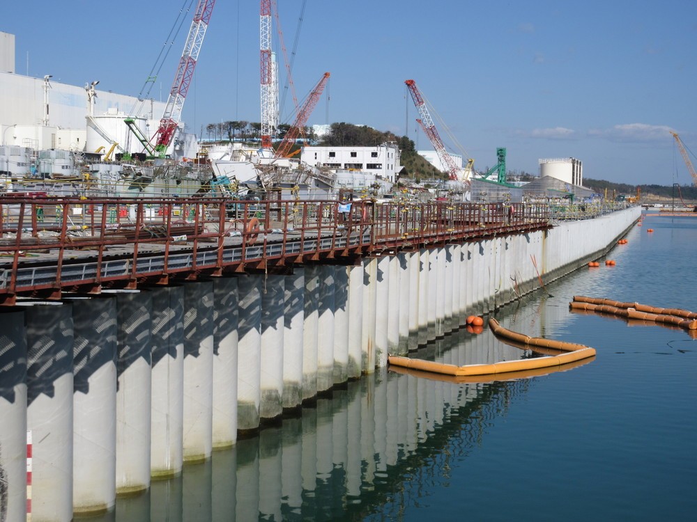東電福島原発、完成直後の「遮水壁」が傾いた　五輪公約「アンダーコントロール」の実態