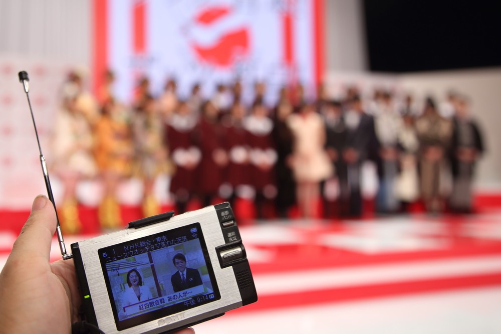 会見は21時のニュースで生中継された。ワンセグ端末の仮面に映し出された「ニュースウォッチ9」では紅白会見の様子を報じている