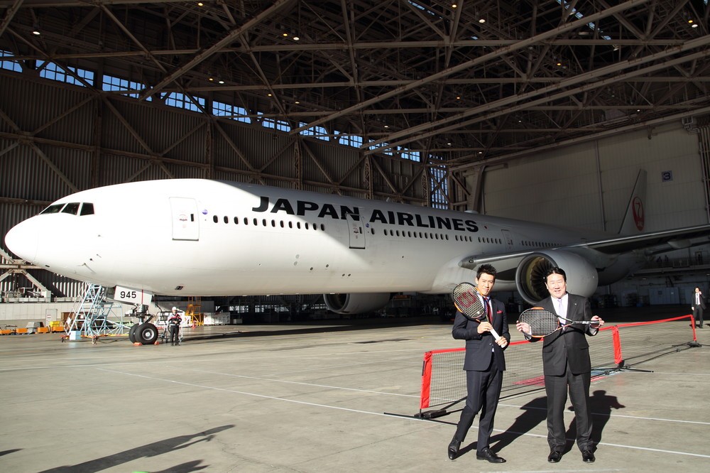 格納庫に作られた「即席コート」でのラリーも実現した