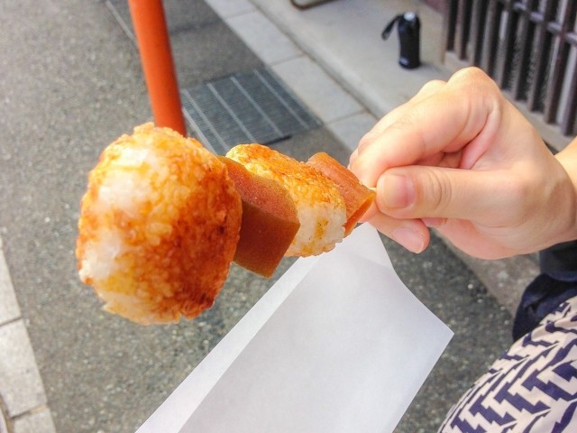 歩きながら食べるとダイエット失敗　若い女性が大量のチョコをペロリ