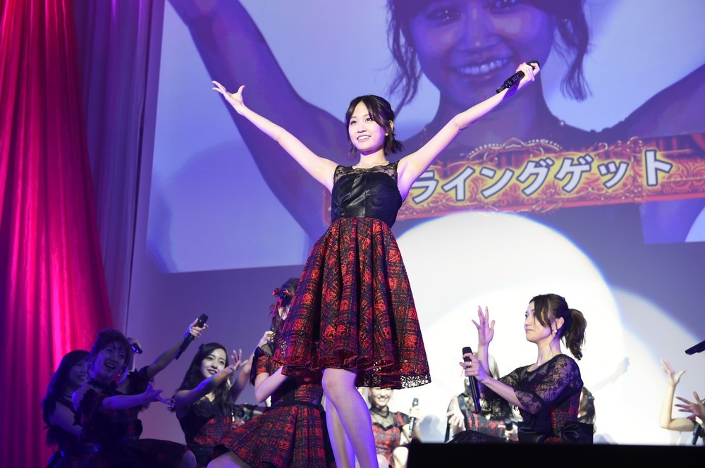 「フライングゲット」を披露するAKB48メンバー。久々に前田敦子さんがセンターポジションを務めた（c）AKS
