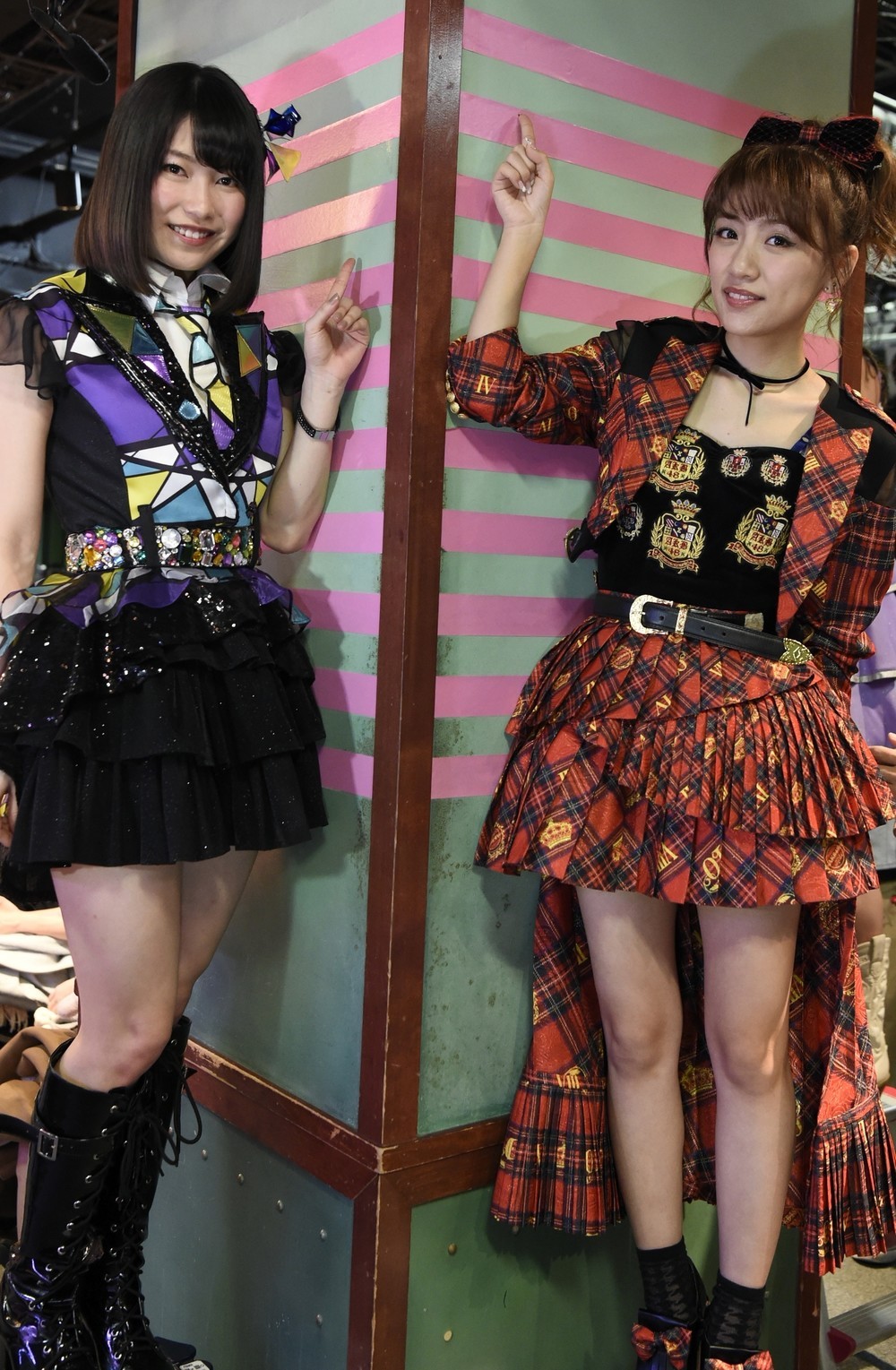 AKB48劇場の柱には1年に1本テープが増える。10本目のテープが貼られ、劇場開設から丸10年を迎えた　(c)AKS