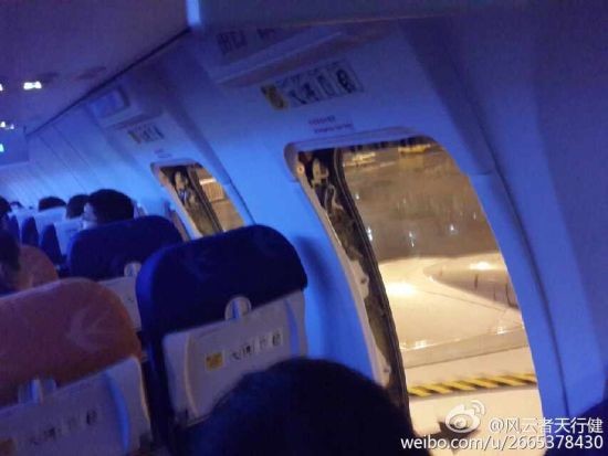 「ブラックリスト」入りした中国人観光客は、飛行機の非常口を勝手に開けたことが問題視された