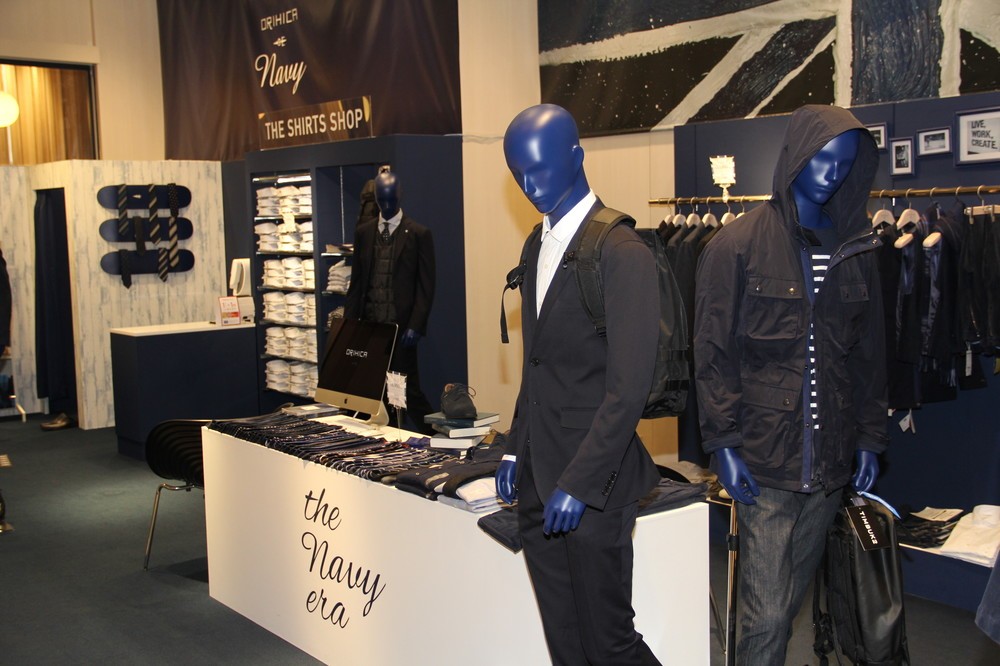市場の縮小が続く紳士服店は他業界進出で生き残りを図る（写真はAOKI「オリヒカ」ブランドのイベントの模様　2015年10月撮影）