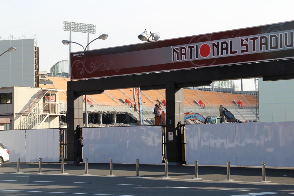 「新国立A案」に垂れ込める「暗雲」　ザハ氏と「B案」建築家の不気味な「連携」