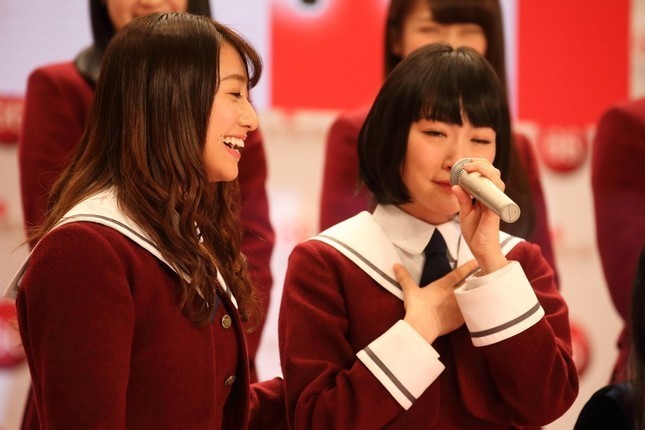 11月の会見では生駒さん（右）は大粒の涙を流した。左側は桜井玲香さん