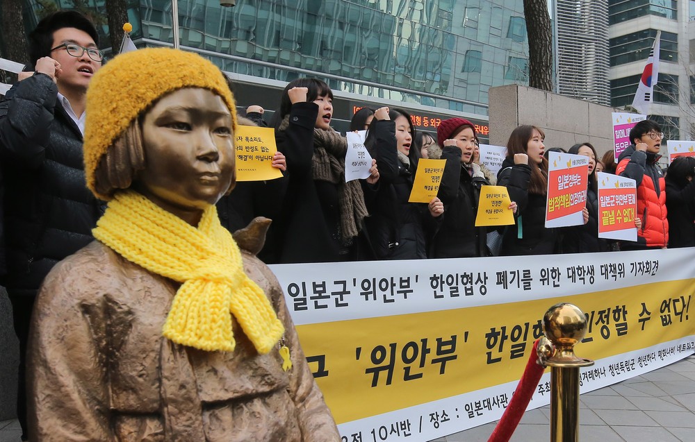 日本大使館前の慰安婦像の扱いが焦点だ（写真：YONHAP NEWS/アフロ）