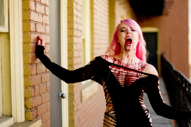 「恐怖で血が凍る」試してみた　ホラー映画見せた若い男女の行く末