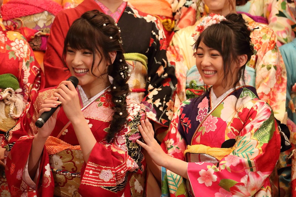 笑顔を見せる入山杏奈さん（左）と木崎ゆりあさん（右）