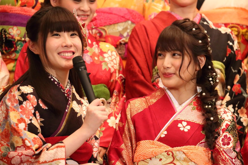 SKE48・谷真理佳さん（左）はAKB48・入山さんにマイクを向けながら大喜びしていた