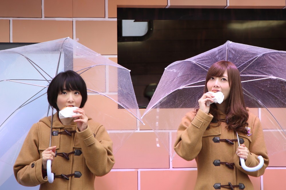定番の「チョコオールドファッション」をほおばる生駒里奈さん（左）と白石麻衣さん（右）