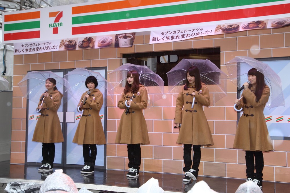 乃木坂46のメンバーは傘を片手にイベントに臨んだ