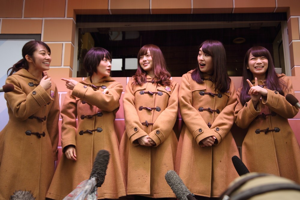 囲み取材に応じる乃木坂46のメンバー
