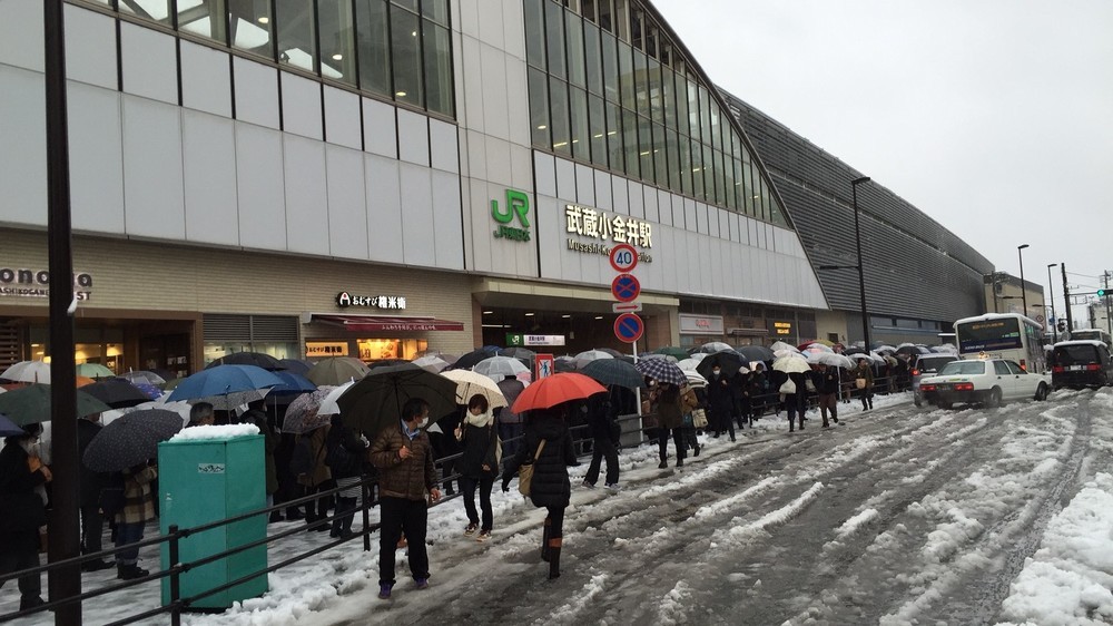 「入場規制」の影響で、雪の中で待つ人たち（2016年1月18日J-CASTニュース撮影）