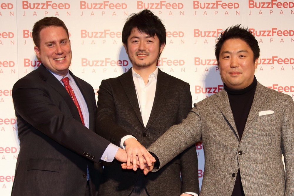 バズフィード・ジャパンは2016年1月19日に本格オープンした。左からバズフィードのベン・スミス編集長、日本版の古田大輔・創刊編集長、高田徹・代表取締役