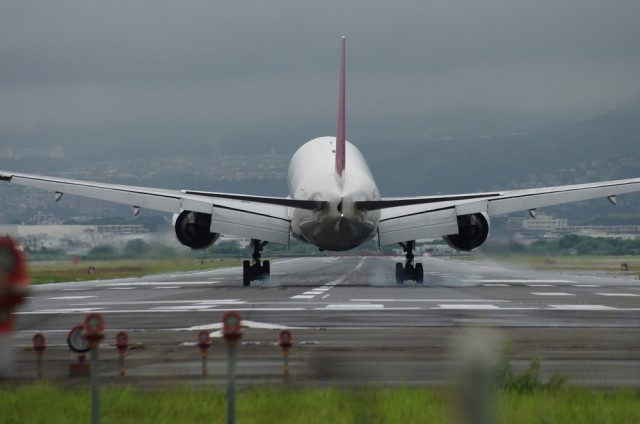 関西から始まる「空港民営化」元年　政府借金返済の妙手になるか