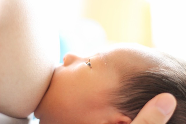 中国富裕層の新健康法は「母乳」　美人の「乳母」から新鮮乳をゴクン