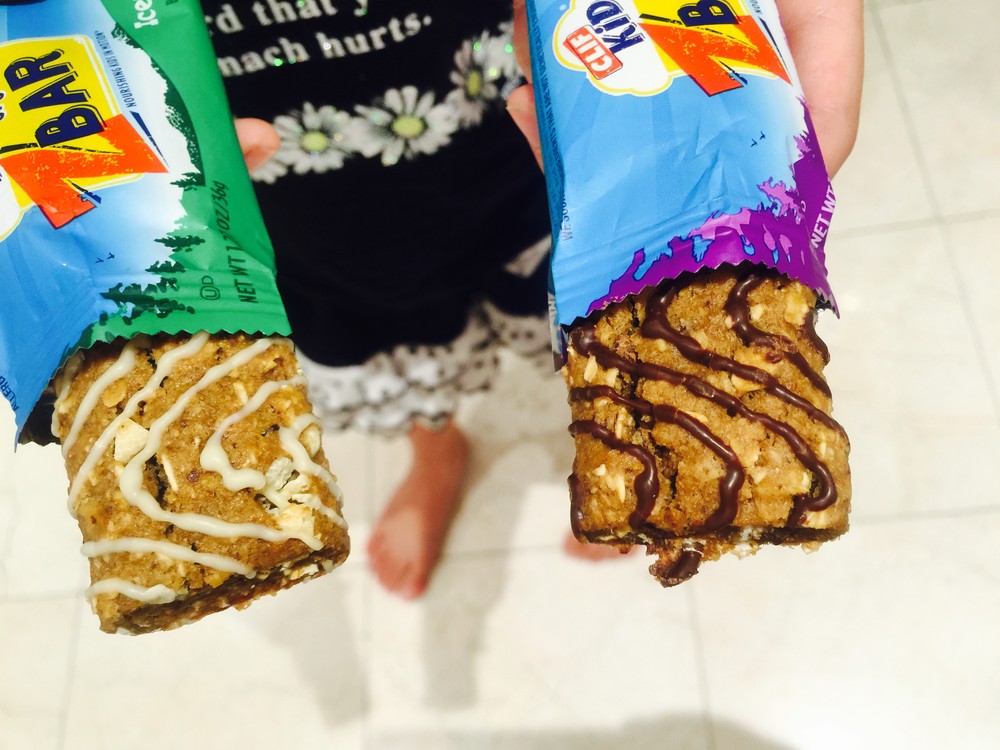 子ども向けの、オートミールクッキー味(左)とチョコレートチップクッキー味