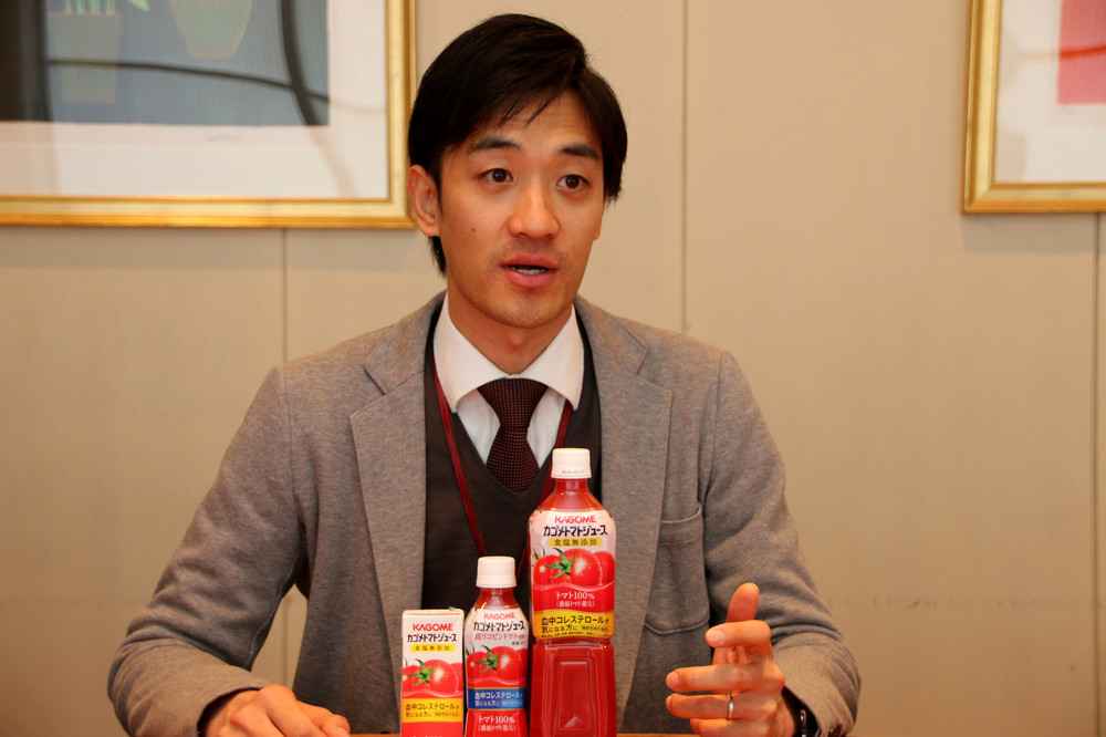 カゴメトマトジュースについて話す家庭用企画部飲料グループ主任・安藤康洋さん