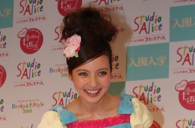 炎上芸人ウーマン村本、ベッキーを「逆張り」で徹底擁護　「騒動で稼ごうとしている」「目立ちたいだけ」と批判相次ぐ