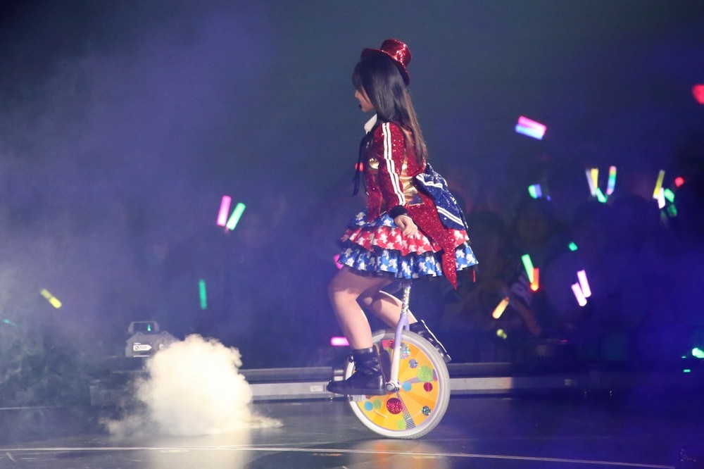 矢吹奈子さんは一輪車でステージに登場