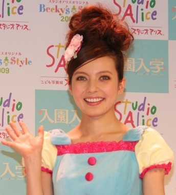 ベッキーだけ風当たり強い原因は「性差別」？　不倫騒動が「飛び火」、英高級紙が問題視