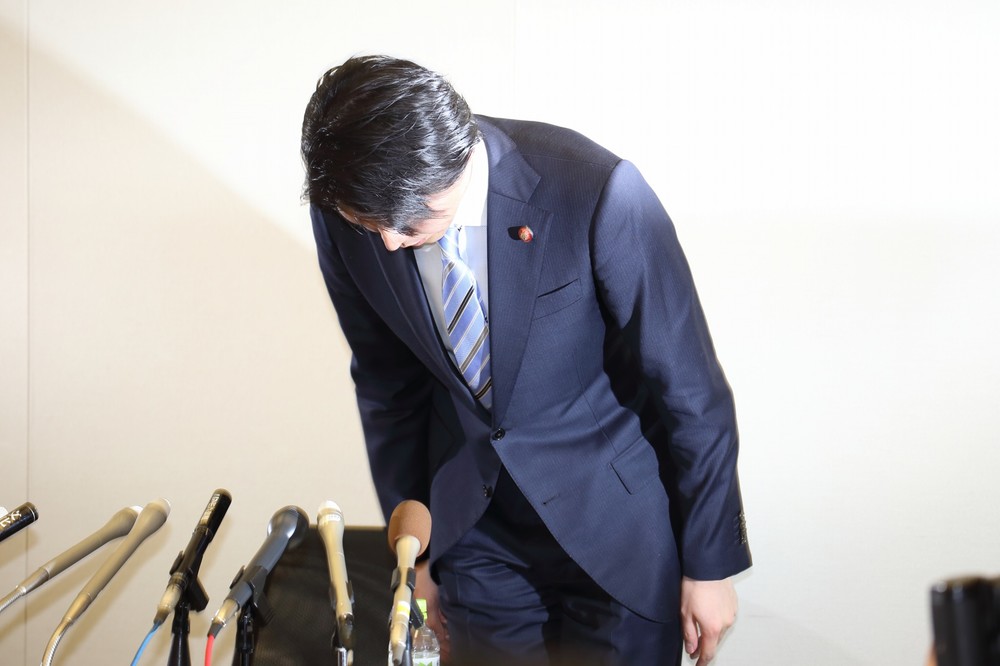 不倫問題で辞職を表明する宮崎謙介衆院議員（35）