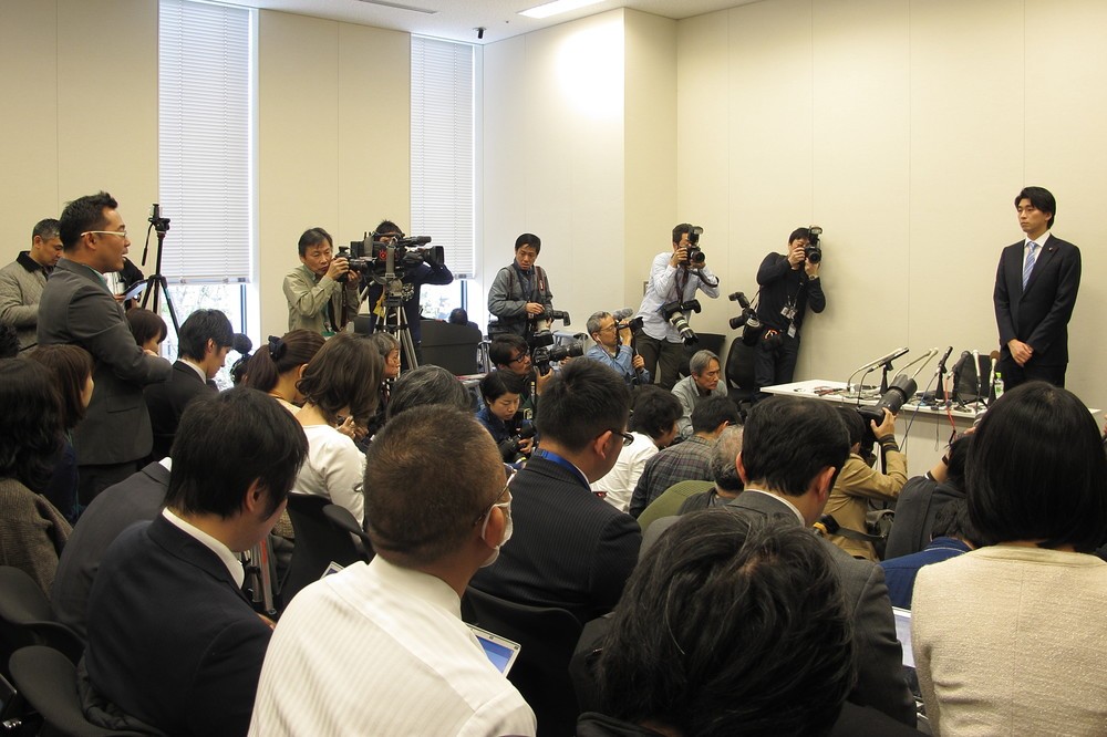 記者会見では文春記者（左）と宮崎謙介衆院議員（右）が「直接対決」した（写真は2016年2月12日撮影、以下同）