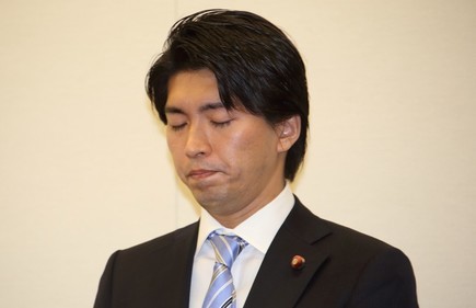 不倫宮崎氏は議員の仕事する暇あったのか　LINE「トーク」1日400回が意味するもの　