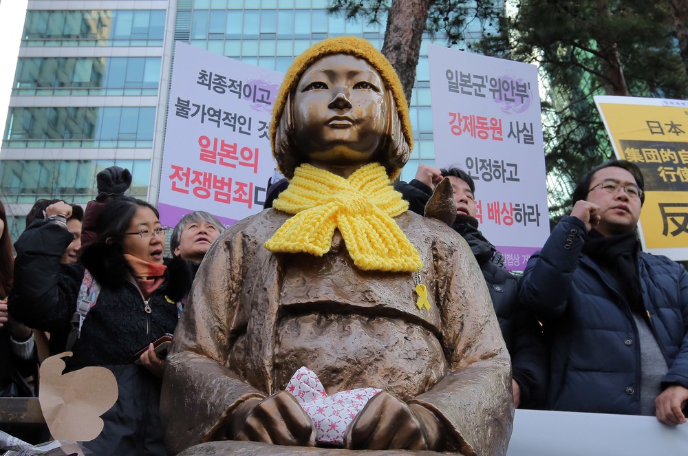 慰安婦「強制」めぐる日本政府発言が韓国で大波紋　メディアと政府の「温度差」広げる