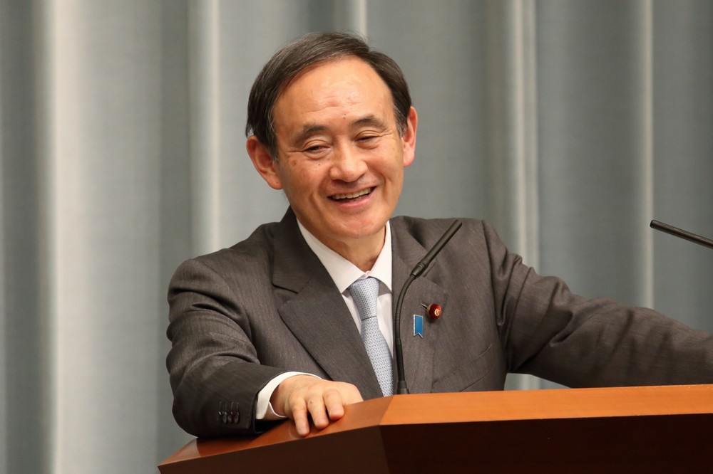 定例会見で笑顔を見せる菅義偉官房長官