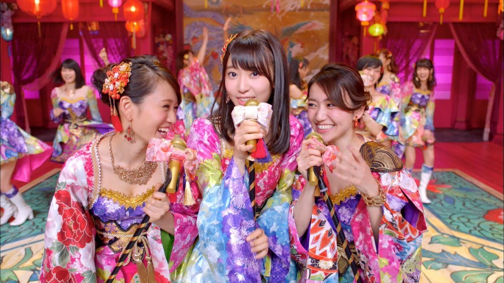 10周年記念シングル「君はメロディー」（3月9日発売）のミュージックビデオでは、宮脇さんが前田さんや大島さんを従える形でセンターに立っている