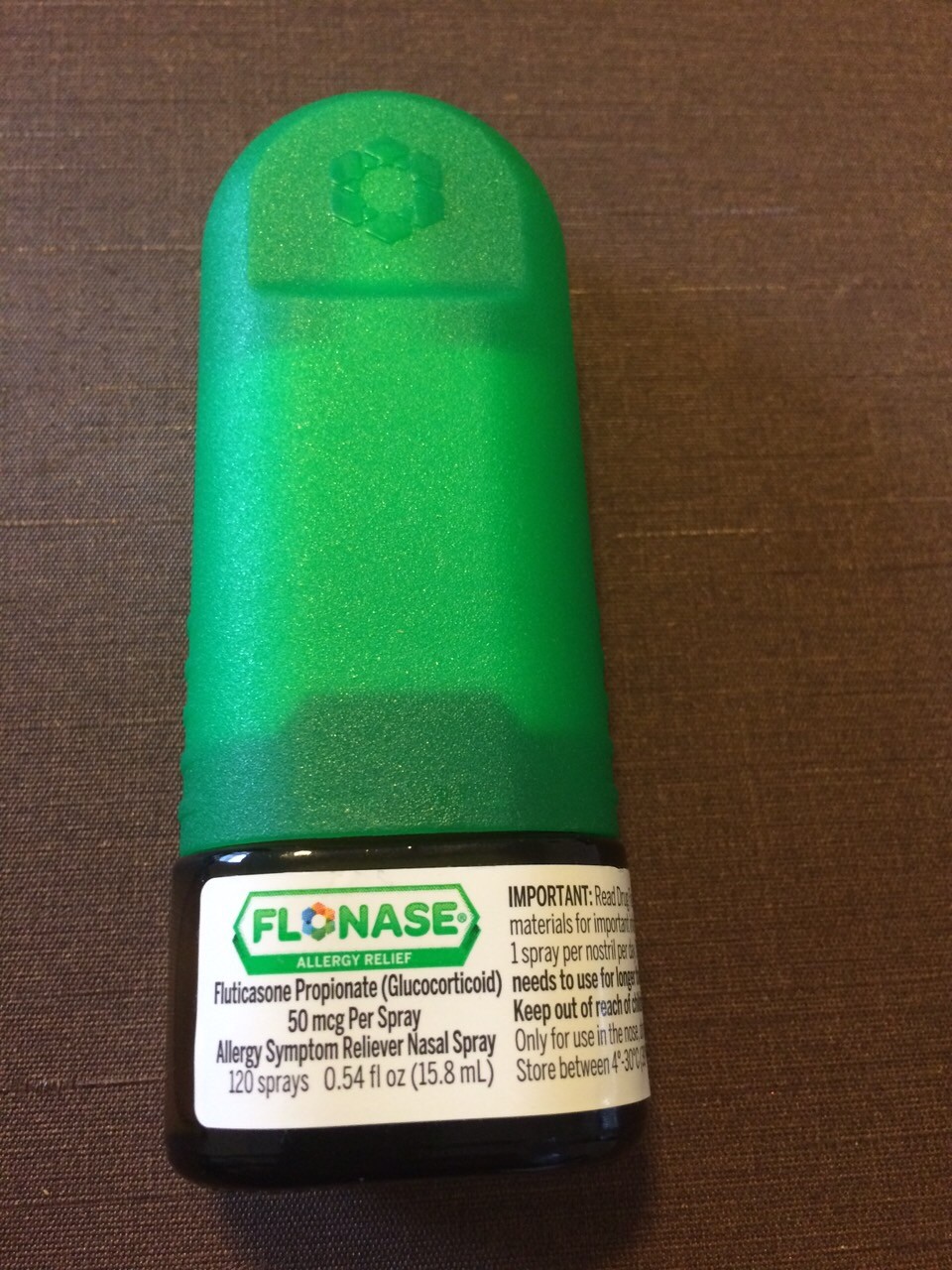 花粉症持ちの友人が愛用するスプレーは目のかゆみ、鼻水、鼻づまりに効きます。120回分で$20（約2250円）ほど