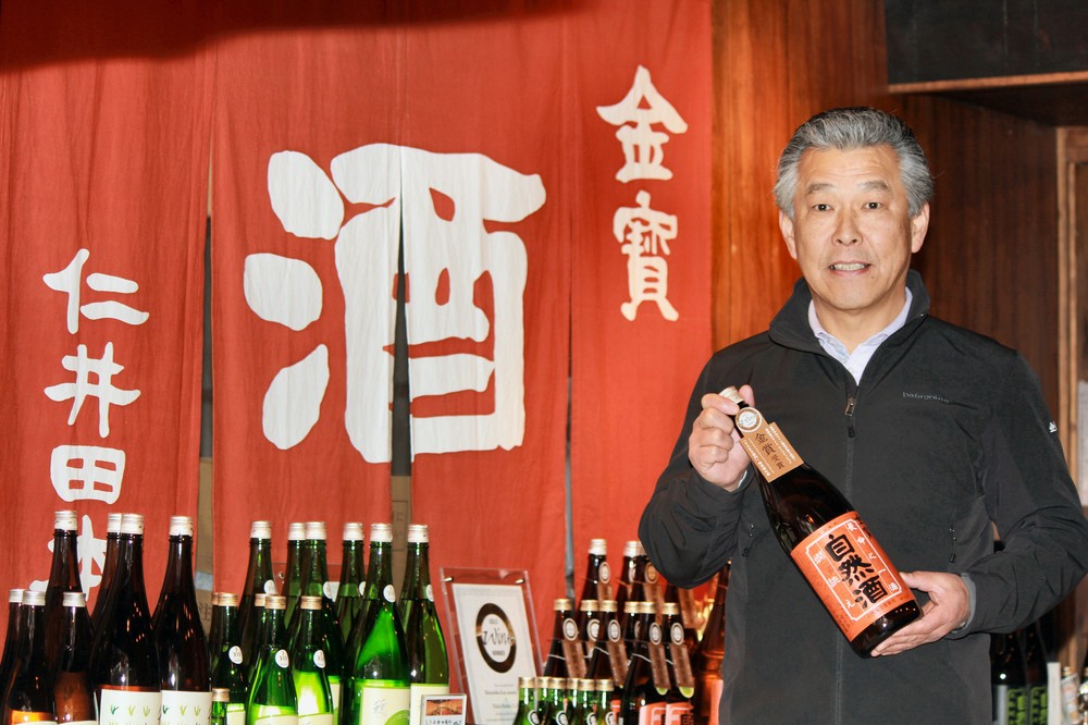 英国の審査会で金賞を獲得した「自然酒　燗誂」を手にする馬場幹雄さん