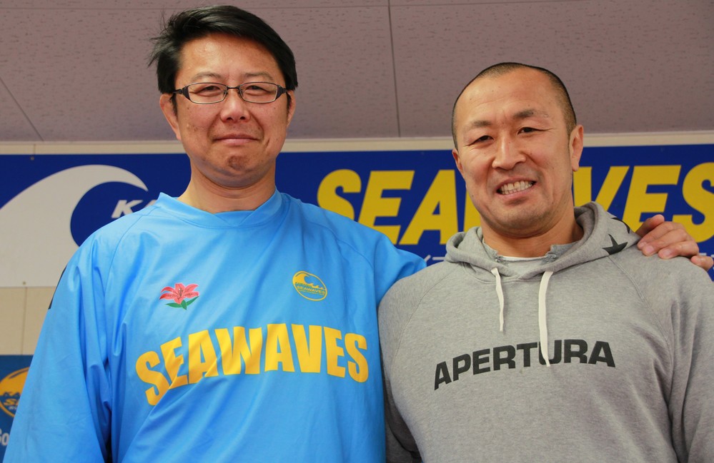 釜石シーウェイブスを支える桜庭吉彦さん（左）と伊藤剛臣選手